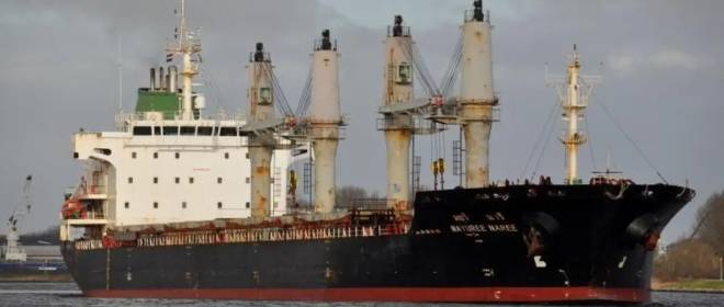 Горит судно Mayuree Naree, попытавшееся пройти через Ормузский пролив