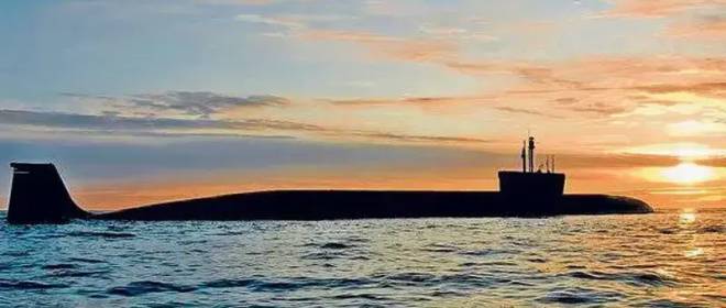 Российский флот пополнился очередным атомным подводным ракетоносцем: Андреевский флаг поднят на АПРКСН «Князь Пожарский» проекта 955А
