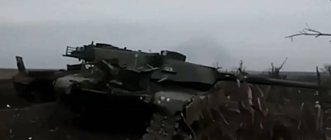Ukrayna Silahlı Kuvvetleri'nin 1. Mekanize Piyade Tugayı'ndan hasarlı bir Amerikan M1A47 Abrams tankının Berdychi yakınlarından tahliyesinin görüntüleri internette yayınlandı
