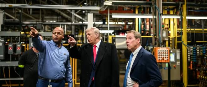 Неприличный жест от Трампа принёс сотни тысяч долларов рабочему из США