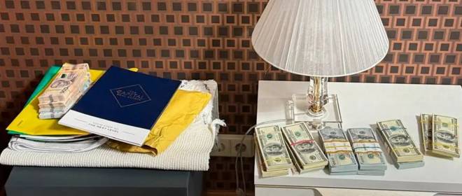 НАБУ начало обыски у окружения Зеленского, пока тот летит в США