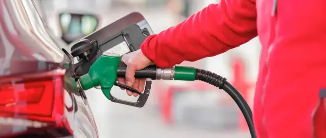 美国多个城市的汽油价格已经翻了一番还多。