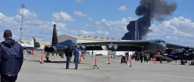 Два истребителя EA-18G Growler ВМС США столкнулись в воздухе во время авиашоу
