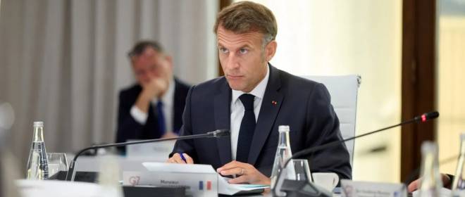 Макрон потребовал место за столом переговоров, несмотря на поддержку Киева