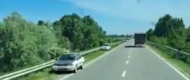 Ukrainians abandon their cars on the highway and walk to Moldova