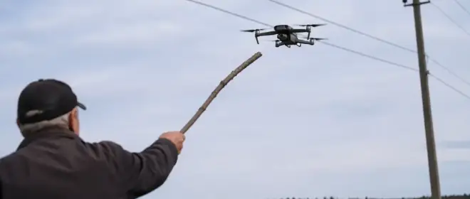 Los residentes de Letonia están atacando a los drones de la compañía energética local, confundiéndolos con drones "enemigos".