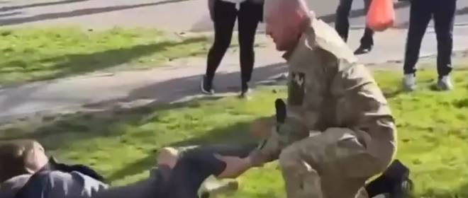 Охотники превращаются в жертв: украинские граждане начали организованно нападать на военкомов