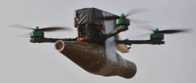 Опубликованы кадры уничтожения военнослужащим ВС РФ FPV-дрона ВСУ огнём стрелкового оружия