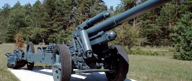 Layanan lan pertempuran nggunakake bedhil 105 mm lapangan abot Jerman lan howitzer abot 150 mm sawise pungkasan Perang Donya II