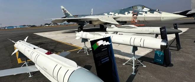 В Сети появились кадры пролёта российского истребителя Су-57Э над Алжиром