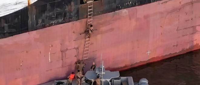 Показаны кадры высадки десанта КСИР на контейнеровоз в Ормузском проливе