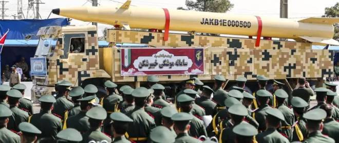 Iraanse Khyber Shekan ballistische raketten voor de middellange afstand. Vertoon van kracht