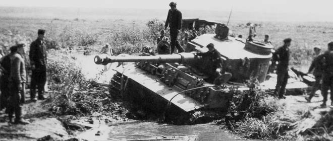 Ох, и тяжелая это работа - из болота тащить подбитый «Тигр»