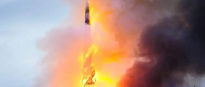 Reuters: Kopenhag'da dünyanın en eski borsasının ünlü kulesi çıkan yangın sonucu çöktü