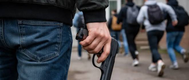 Неизвестный с пистолетом открыл стрельбу рядом с техникумом в Анапе