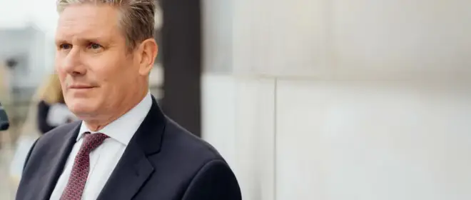 ستارمر على كرسي إبستين: دعوات في اسكتلندا لاستقالته