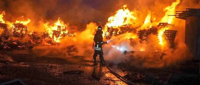 После ударов БПЛА на промпредприятии в Одессе начался мощный пожар