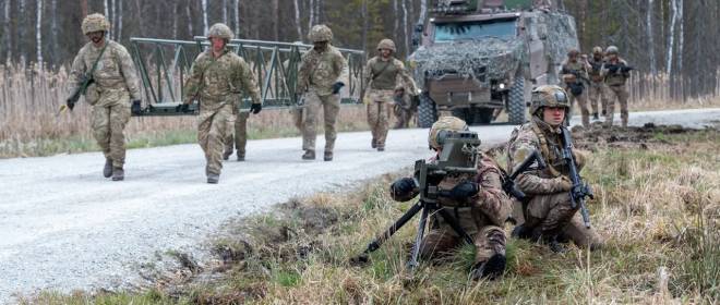 Британские и французские военные отрабатывают бои в 100 км от границ России