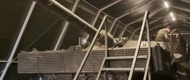 Опубликованы кадры с захваченным у ВСУ немецким танком Leopard, доставленным в ремонтное подразделение ВС РФ