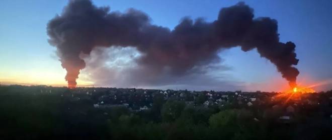 В Днепропетровске после ночного удара горит крупная нефтебаза