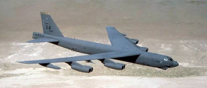 Американский бомбардировщик B-52 отрабатывает атаки в 50 километрах от России