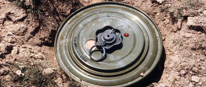 Украинские военные используют на передовой «минные шлагбаумы»