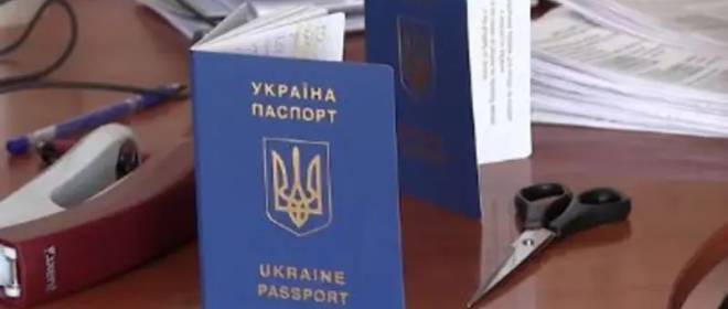 “그들은 문서가 발행될 때까지 기다릴 것입니다”: 바르샤바에서 300명의 우크라이나인이 여권 서비스를 차단했습니다.