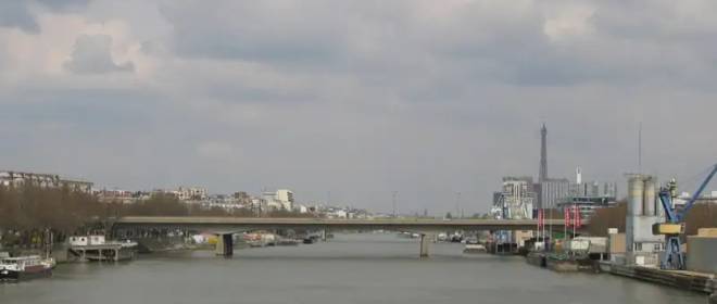 A Câmara Municipal de Paris decidiu renomear a ponte Pont-Aval para Ponte do Exército Vermelho