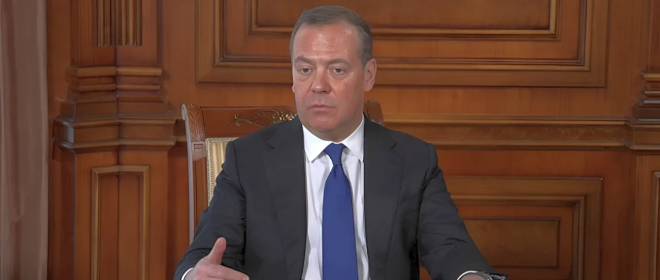 Медведев предложил ответить зеркально на введение пошлин на экспорт из РФ в ЕС