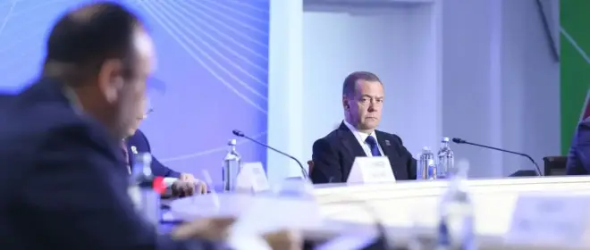 Медведев: попавшая в зависимость от США Европа одной Гренландией не отделается