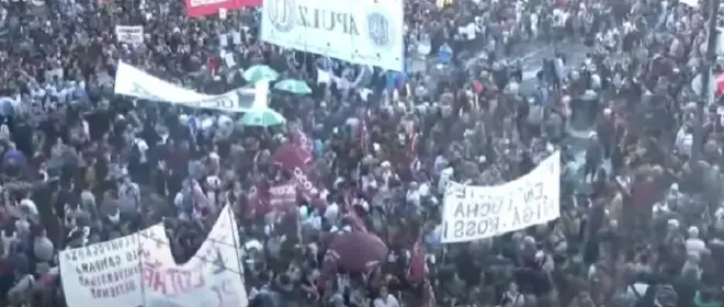В столице Аргентины сотни тысяч людей вышли на акцию протеста к президентскому дворцу