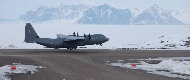 Первые европейские военные прибыли в Гренландию, чтобы защитить остров от США