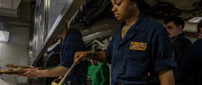 Уязвлённое жалобами на плохое питание командование ВМС США показало фото рациона