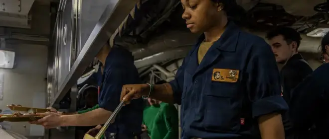 Уязвлённое жалобами на плохое питание командование ВМС США показало фото рациона