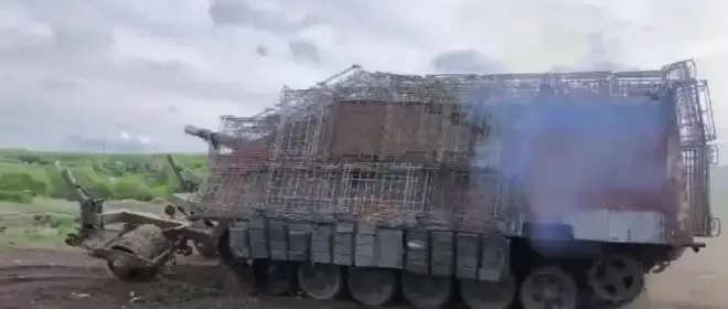 视频中展示了一辆俄罗斯坦克参加“豪猪”特别行动，并配备了针对无人机和地雷的额外防护