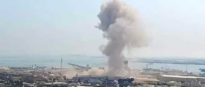 Иран атакует: показаны кадры мощного взрыва на базе ВМС США в Бахрейне