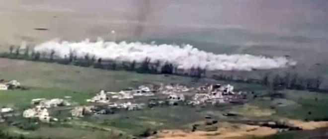 São mostradas imagens de ataques poderosos das Forças Aeroespaciais Russas contra posições ucranianas na direção de Donetsk
