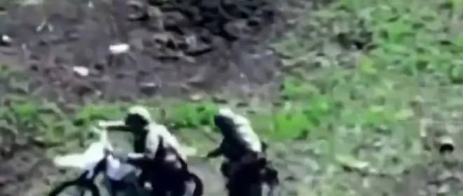 Показаны кадры, как бойцы 70-го полка на мотоцикле под огнём противника занимают позицию ВСУ в Работино