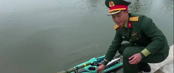 Armata vietnameză face o demonstrație cu o dronă acvatică kamikaze de dimensiuni mici.