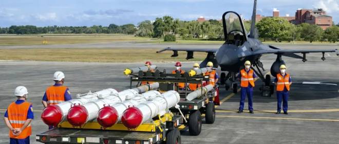 «Два стула»: США надеются на диалог с Китаем, продолжая вооружать Тайвань