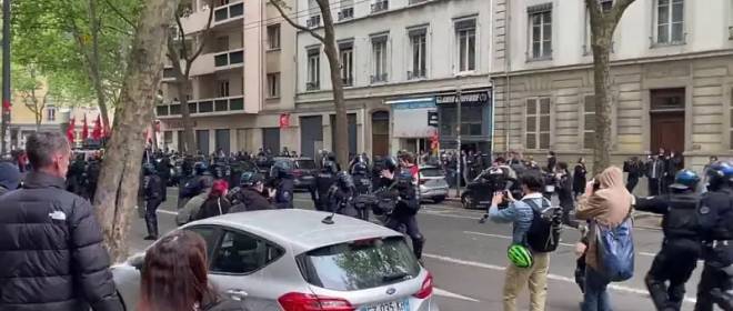 유럽 ​​​​민주주의 : 파리 노동절 시위에서 경찰이 봉과 최루탄을 사용했습니다.