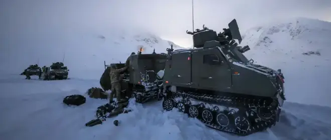 جنود مشاة البحرية الملكية يجرون تدريبات على هاون