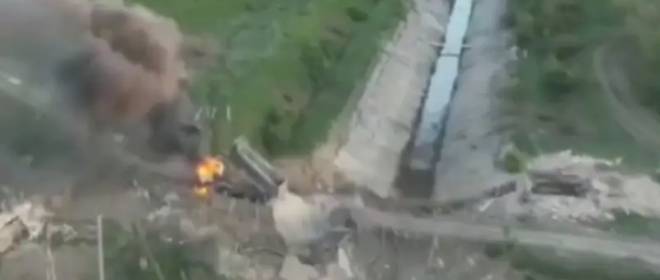 ウクライナ情報筋：ウクライナ軍自らがロシア軍を阻止するためにチャソビ・ヤル近くのセヴェルスキー・ドネツ・ドンバス運河にかかる橋を爆破した。