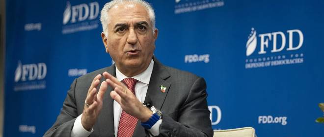 Сына иранского шаха Пехлеви облили краской после выступления в Берлине