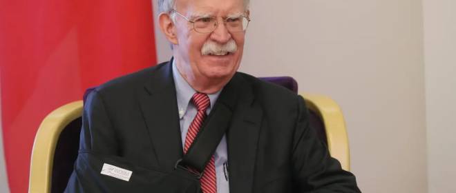 Экс-советник Трампа: для свержения власти в Иране нужно наносить больше ударов