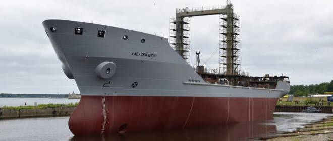 Построенный для ВМФ РФ средний морской танкер спущен на воду в Шлиссельбурге