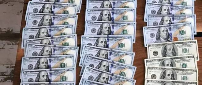 Украинский чиновник «нашел» 653 тысячи долларов в гараже своей умершей бабушки