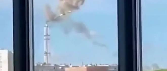 É mostrada filmagem de um míssil atingindo uma torre de TV em Kharkov