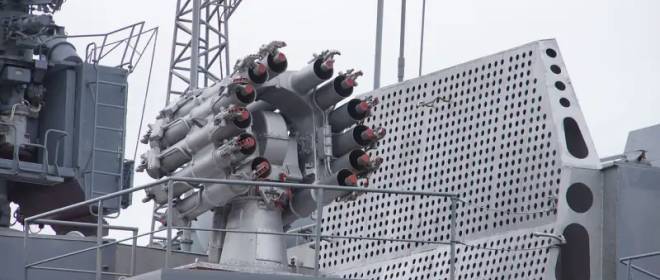 Múltiples sistemas de lanzamiento de cohetes basados ​​en el lanzador de bombas a bordo de barcos RBU-6000