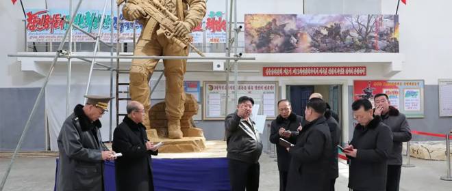 Ким Чен Ын посетил мемориал подвигов армии КНДР в обороне Курской области